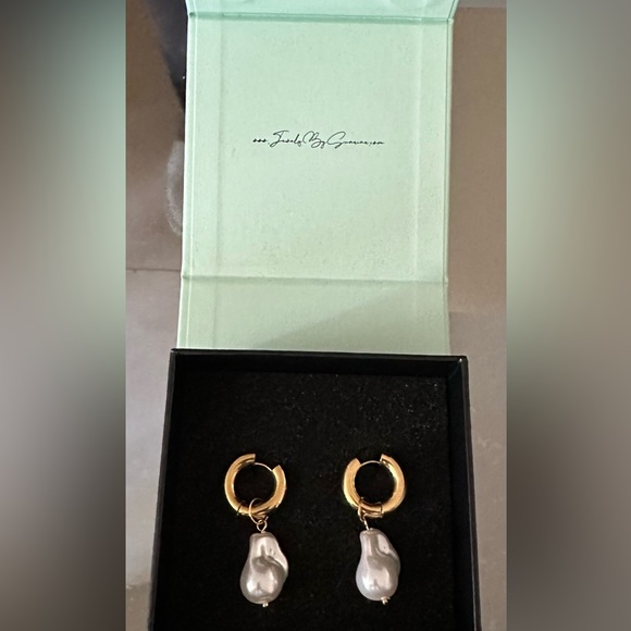 Nwt Minimalist Earrings Elizey Pearl Earrings.  Bundle & save shipping! - Picture 5 of 5